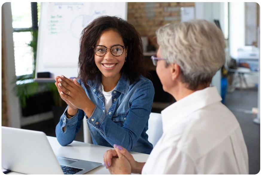 Nasmiješena žena konzultira savjetnika za osobni kredit